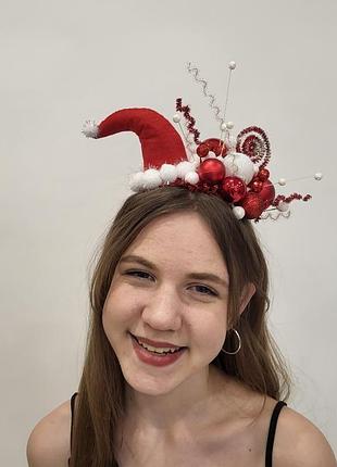 Червоний капелюшок санти на обручі з кульками