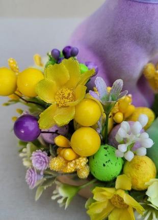 Великодня та весняна композиція на стіл з зайчиками та квітами в пурпурному та  жовтому кольорах7 фото