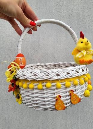 Білий дитячий пасхальний кошик з курчам та яєчками для дівчинки чи хлопчика