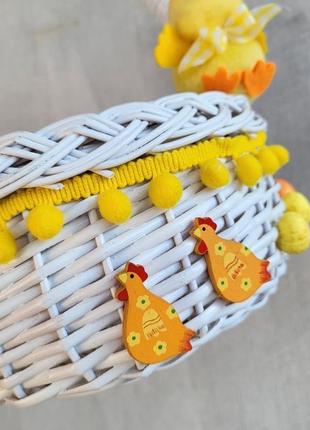 Білий дитячий пасхальний кошик з курчам та яєчками для дівчинки чи хлопчика4 фото