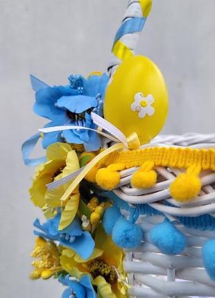 Білий дитячий пасхальний кошик з зайчиком для хлопчиків з жовто блакитним декором8 фото