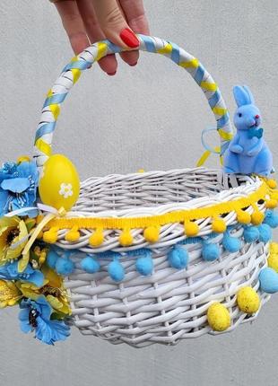 Белая детская Пасхи корзина с зайчиком для мальчиков с желто голубым декором3 фото