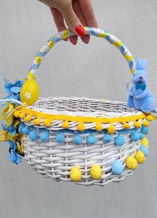 Білий дитячий пасхальний кошик з зайчиком для хлопчиків з жовто блакитним декором5 фото