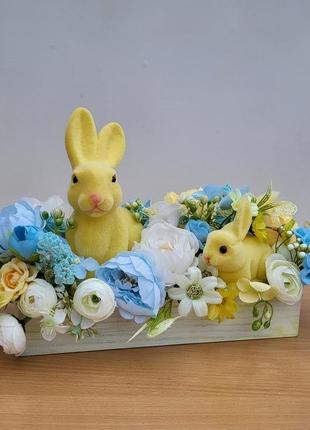 Весняна і пасхальна композиція з квітами та зайчиками в жовто блакитносу кольорі1 фото