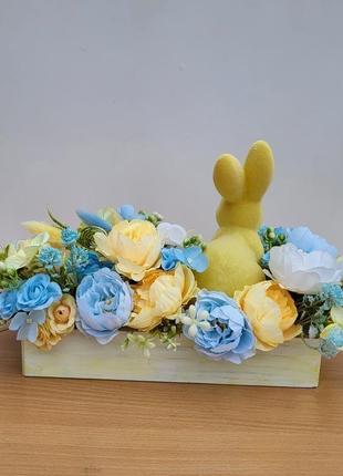 Весняна і пасхальна композиція з квітами та зайчиками в жовто блакитносу кольорі4 фото