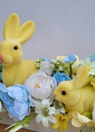 Весняна і пасхальна композиція з квітами та зайчиками в жовто блакитносу кольорі2 фото