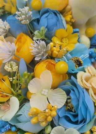 Жовто блакитна пасхальна весняна композиція з квітами, зайчиками та свічкою10 фото