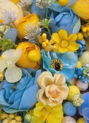 Жовто блакитна пасхальна весняна композиція з квітами, зайчиками та свічкою9 фото