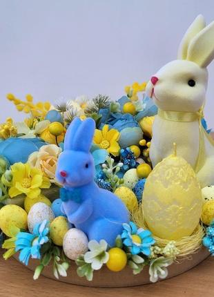 Жовто блакитна пасхальна весняна композиція з квітами, зайчиками та свічкою4 фото