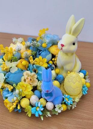 Весняна і пасхальна композиція з квітами та зайчиками в жовто блакитносу кольорі4 фото
