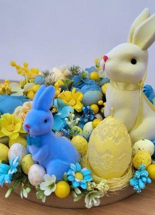 Весняна і пасхальна композиція з квітами та зайчиками в жовто блакитносу кольорі5 фото