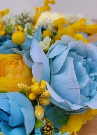 Весняна і пасхальна композиція з квітами та зайчиками в жовто блакитносу кольорі8 фото