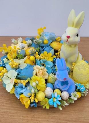 Весняна і пасхальна композиція з квітами та зайчиками в жовто блакитносу кольорі2 фото