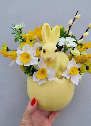 Великодня композиція з зайчиком та весняними квітами5 фото