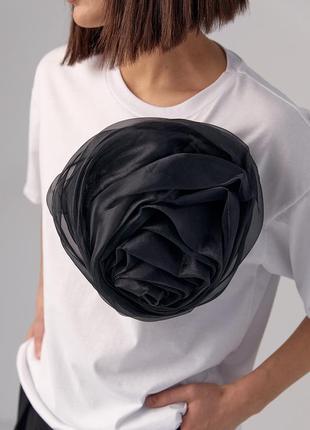Жіноча футболка з великою об'ємною квіткою.3 фото