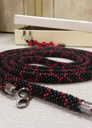 Женское ожерелье длинный жгут из чешского бисера лариат черный с красным