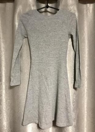 Трикотажное платье в рубчик с открытой спиной