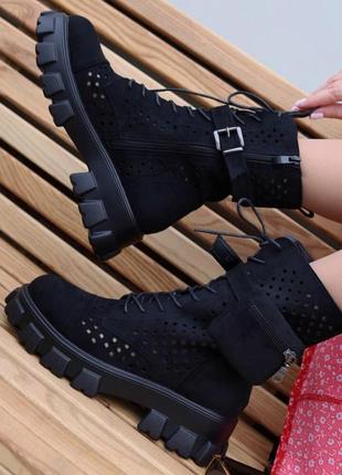 Жіночі замшеві черевики з перфорацією на тракторній підошві в чорному кольорі.2 фото
