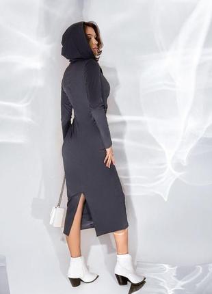 Женское платье с капюшоном, длина миди, с разрезом, графит4 фото
