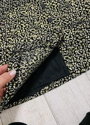 Женская асимметричная блестящая юбка мини длины на высокой посадке4 фото