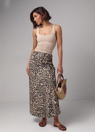 Длинная атласная юбка с леопардовым узором5 фото