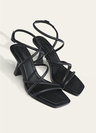 Чорні босоніжки на підборах з переплетенням stradivarius