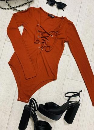 Жіноче стильне боді в рубчик на шнурівці в теракотовому кольорі