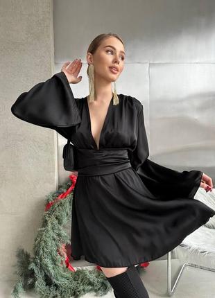 Приталена сукня міні, з декольте і повітряними рукавами, чорна