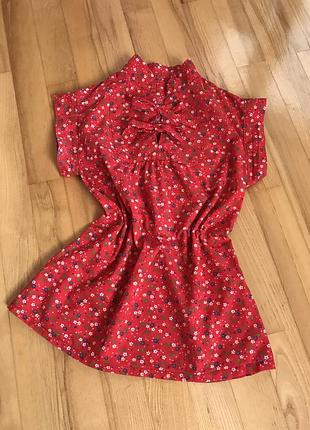 Ярко-красная рубашка в мелкий цветочек