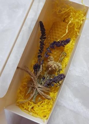 Свеча из медовой вощины с травами6 фото