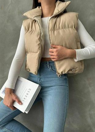 Женская короткая жилетка, с карманами, бежевая2 фото