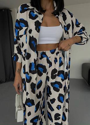 Легкий костюм с оригинальным принтом