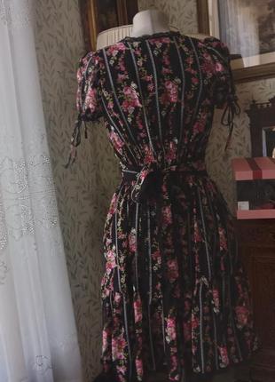 Милое платье в розы с черным кружевом.2 фото