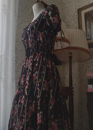 Милое платье в розы с черным кружевом.3 фото