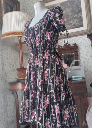 Милое платье в розы с черным кружевом.1 фото