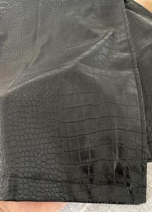 Красивая юбка мини черная экокожа под рептилию на запах л 126 фото