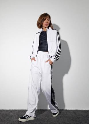 Женский белый спортивный костюм с лампасами в стиле адедас укороченная кофта и широкие брюки1 фото