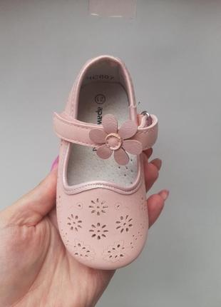 Туфли детские розовые для девочки цветочка на липучке5 фото