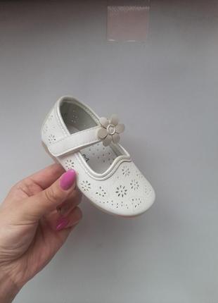 Туфли детские белые цветочки на липучке2 фото