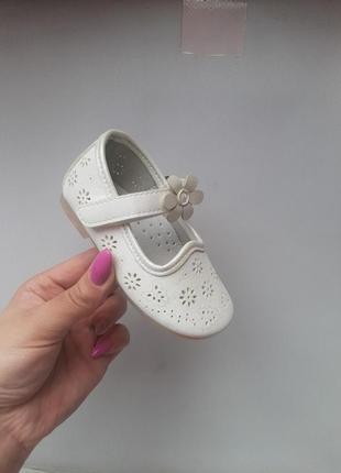 Туфли детские белые цветочки на липучке