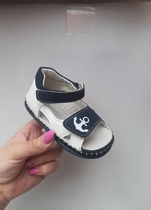 Пінетки босоніжки дитячі білі з  синім на липучці,для хлопчика,з супінатором,на липучці