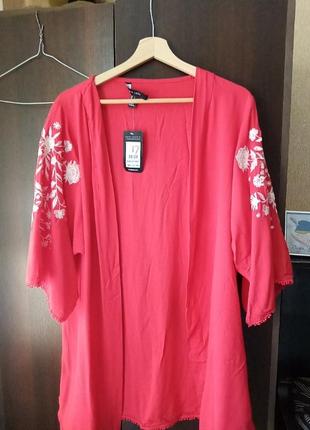 Крутезное красное кимоно с вышитыми рукавами1 фото