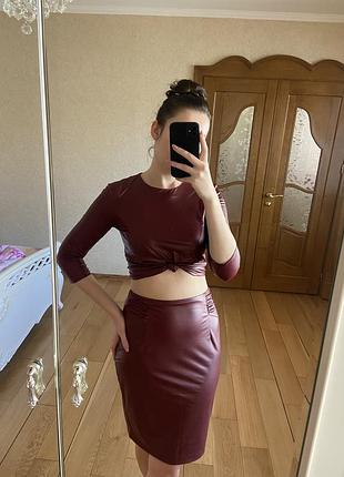 Кожаный костюм топ с юбкой