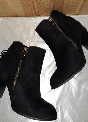 Чёрные деми ботиночки с золотыми молниями, с бахромой на каблуке5 фото