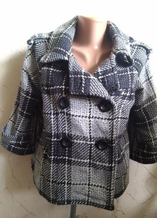 Укороченное пальто.