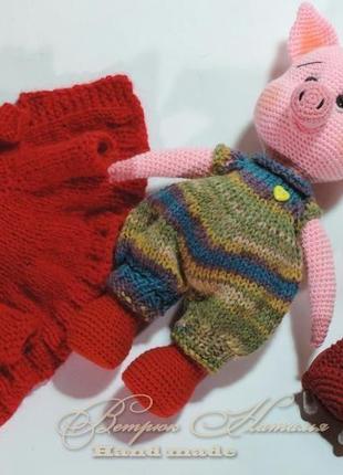 Поросенок сева с комплектом одежды вязаная игрушка
