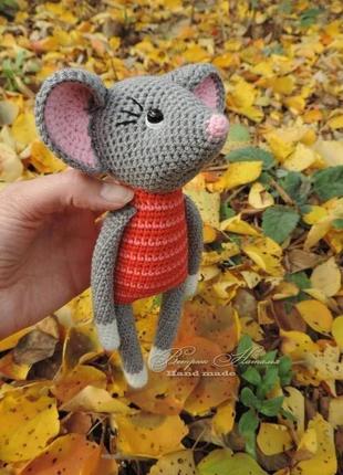 Мышка вязаная в платице в полосочку.