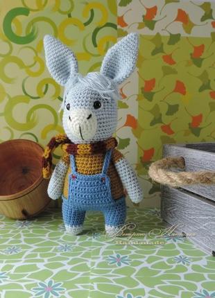 Ослик зефирка в комбинезоне вязаная игрушка