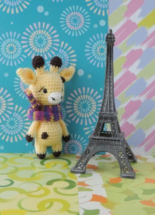 Жираф у різнобарвному шарфику в'язана іграшка2 фото
