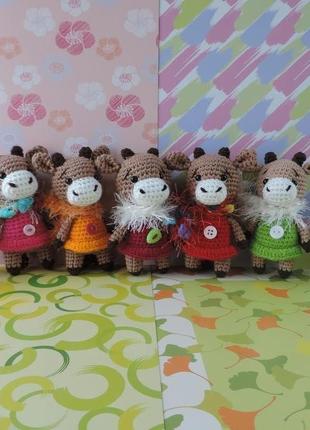 Маленькие коровки в ярких платицах вязаные игрушки